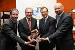 v.l. Gerd Gratzer, Franz Majcen, LR Christian Buchmann, Erich Korzinek mit der Auszeichnung "EER-2013"