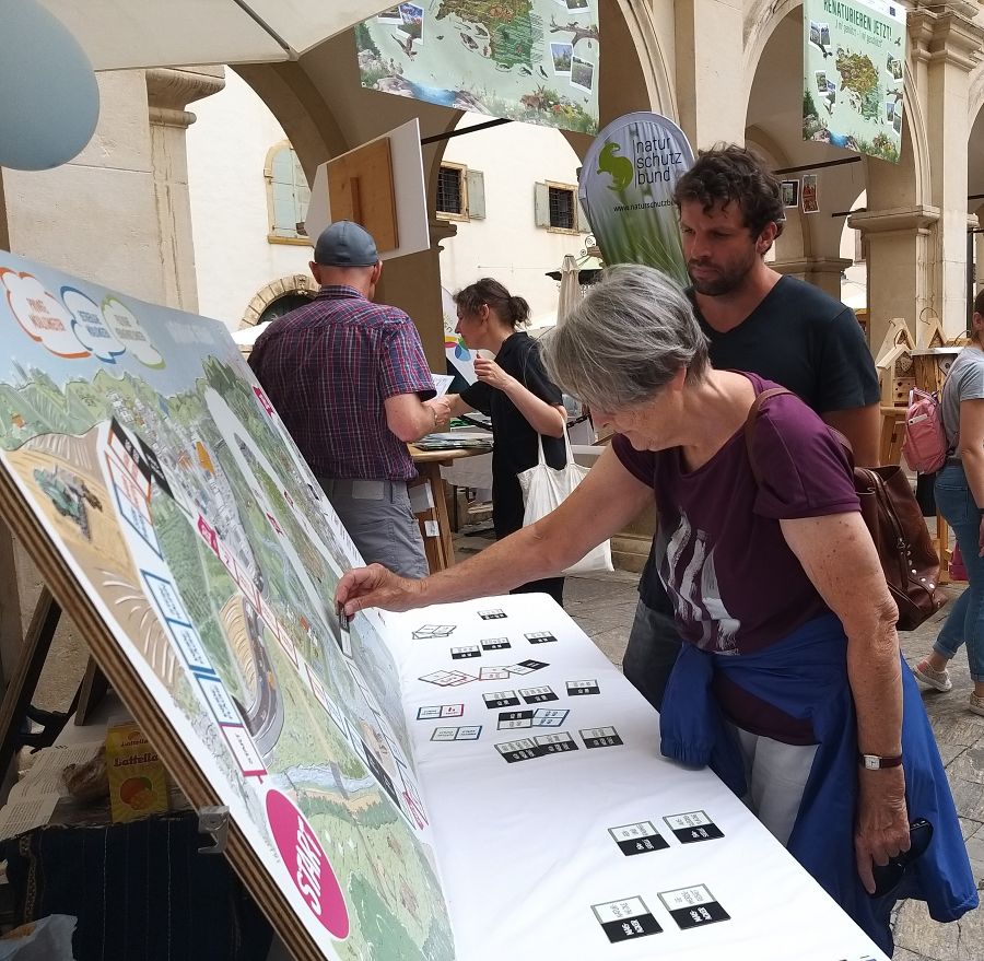 Aaron Scholz-Lechner (BBL SZ) erklärt auf spielerische Weise für Jung und Alt die Anliegen des Biotopverbundes Aaron Scholz-Lechner (BBL SZ) erklärt auf spielerische Weise für Jung und Alt die Anliegen des Biotopverbundes