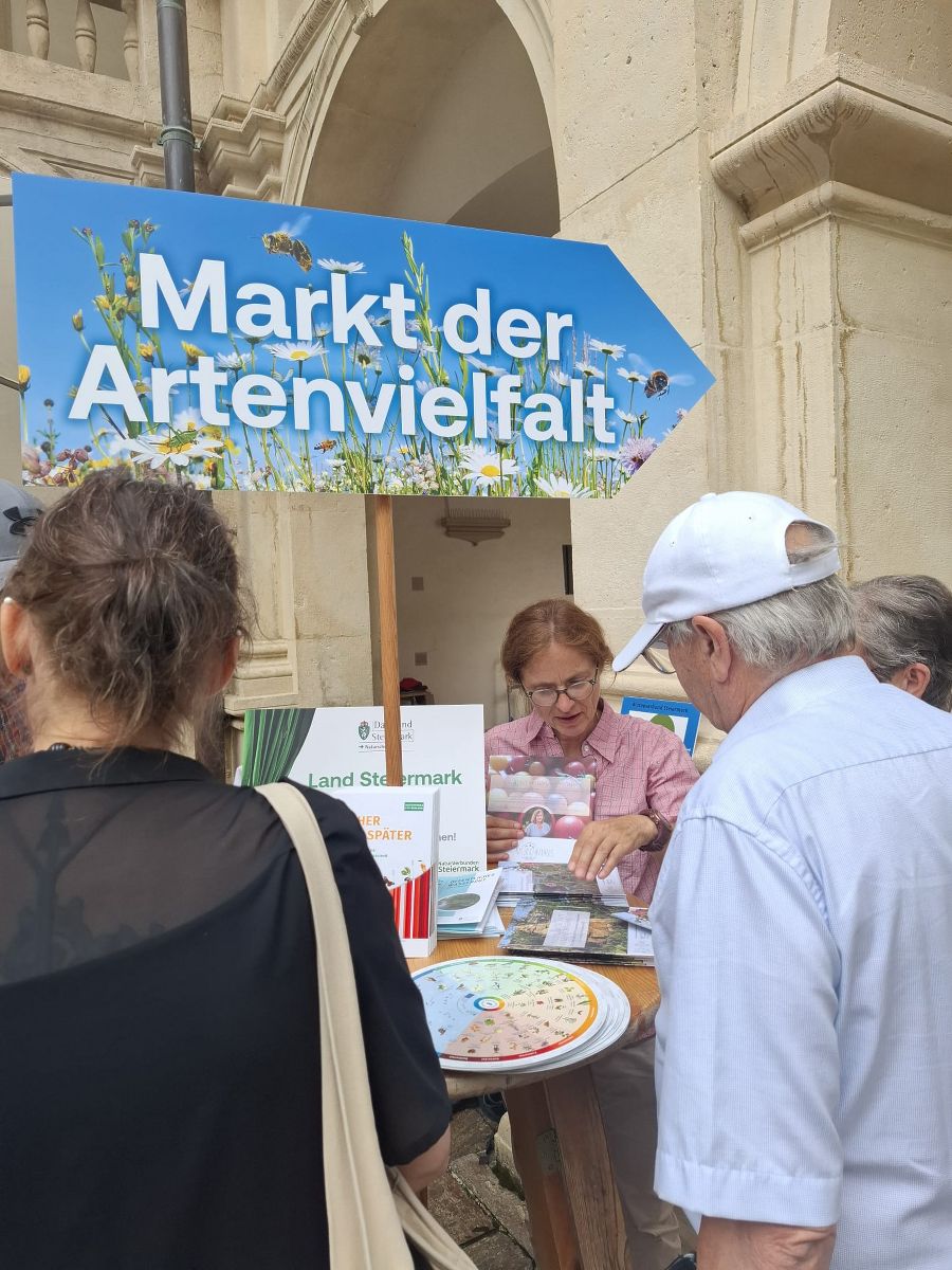 Lisbeth Zechner (BBL SZ) informiert BesucherInnen über Biodiversität und die Möglichkeiten, wie jede:r Einzelne zur Verbesserung der Lebensräume für Tiere und Pflanzen beitragen kann Lisbeth Zechner (BBL SZ) informiert BesucherInnen über Biodiversität und die Möglichkeiten, wie jede:r Einzelne zur Verbesserung der Lebensräume für Tiere und Pflanzen beitragen kann