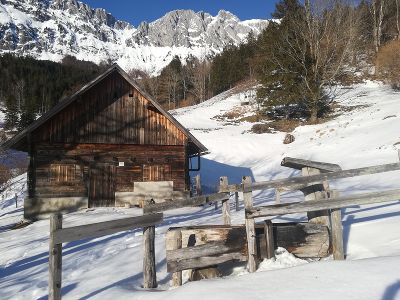 Die Almtiere sind schon daheim, der erste Schnee bedeckt die Weideflächen.