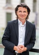 Abteilungsleiter Patrick Schnabl allein mit weißem Hemd und Sakko. © Land Steiermark/Binder Abteilungsleiter Patrick Schnabl allein mit weißem Hemd und Sakko.